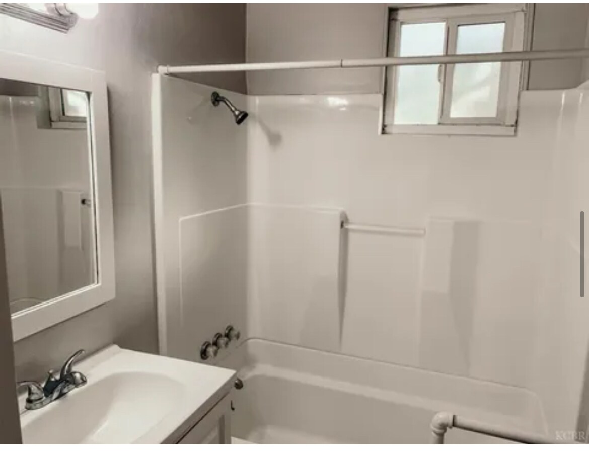 Building Photo - 514 N Harris St