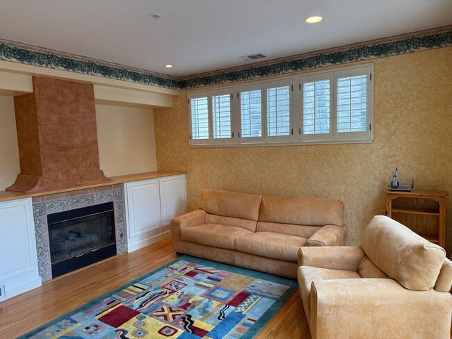 Building Photo - Los Altos Townhouse