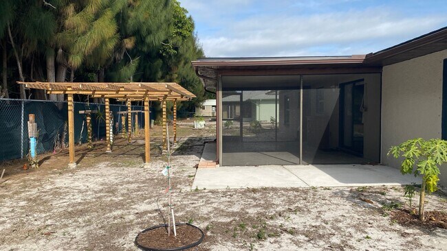 Building Photo - Stunning Remodeled 3BR Home Minutes from Beaches & Shopping