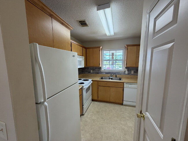 Building Photo - Apartment For Rent