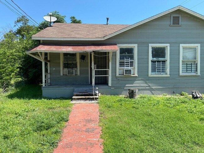 Building Photo - 947 Poinsettia St