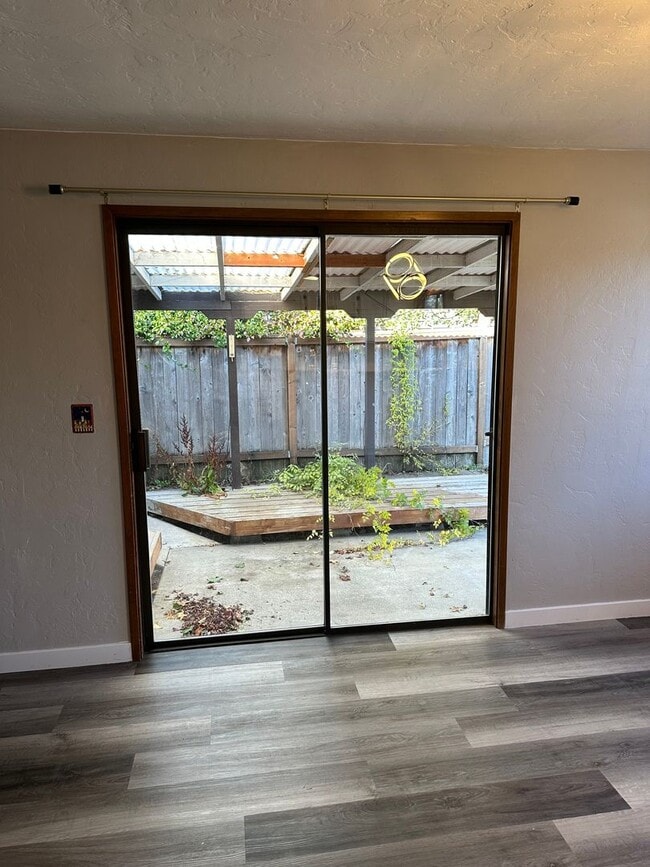 Building Photo - Updated 3 bedroom 1.5 bath house in Eugene!