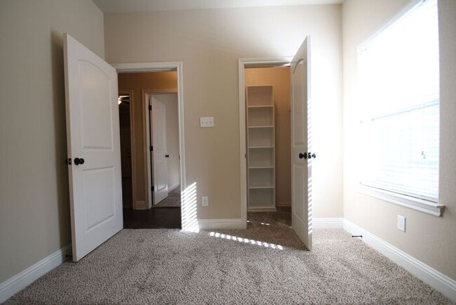 Building Photo - Beautifully Upgraded 3/2 Duplex w/ Garage & Fenced Yard | Off Camp Bowie!
