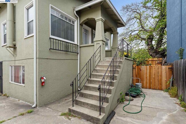 Building Photo - 5484 Vicente Way