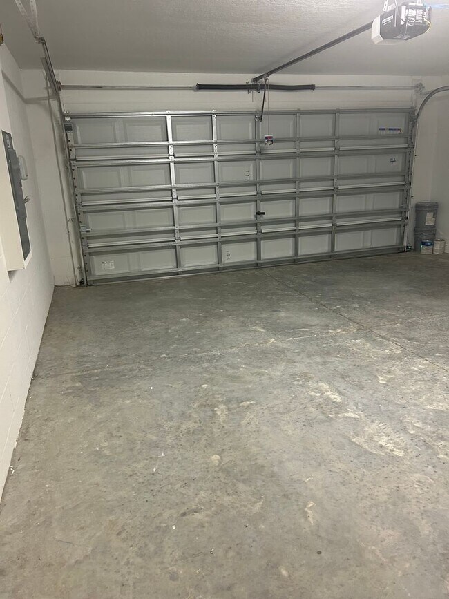 Building Photo - ****PRICE REDUCTION****    Ready for immed...