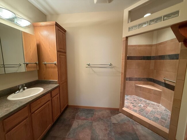 Building Photo - Spacious 3 Bed/3.5 Bath Home with Two Prim...