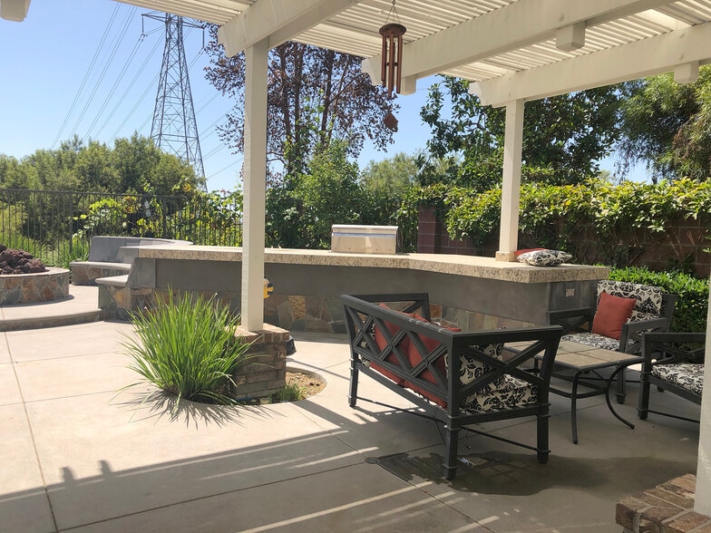 Built-in bar-b-q and refrigerator - 2 Cousteau Ln
