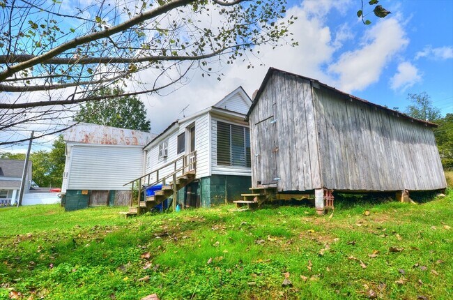 Building Photo - Sunny 3 Bedroom House - Walk To Downtown H...