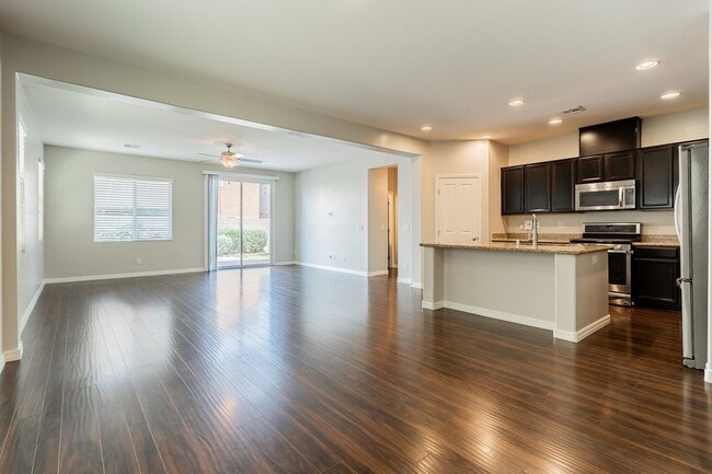 Building Photo - Exquisite 5 bedroom 4 bathroom home with fresh paint and new carpet waiting for you!