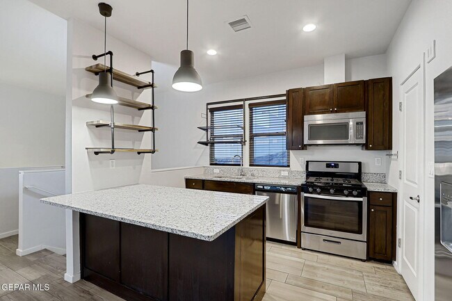 Building Photo - 4016 Camelot Heights Dr
