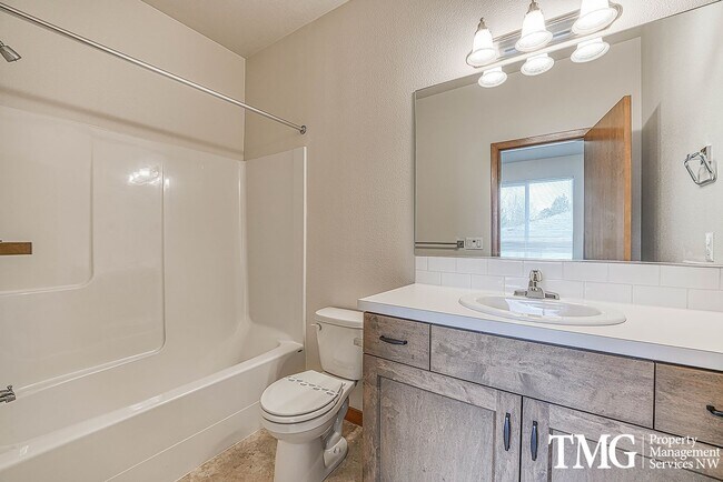 Building Photo - 2BD Duplex in Great Washougal Location! Beautiful Finishes!