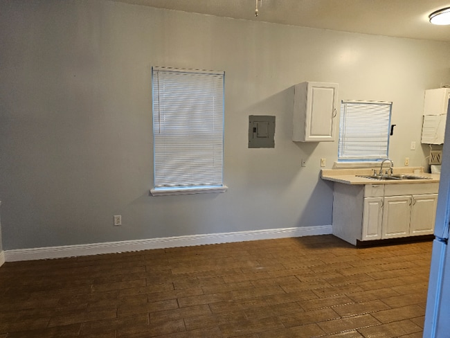 Building Photo - 1511 N Dupre St