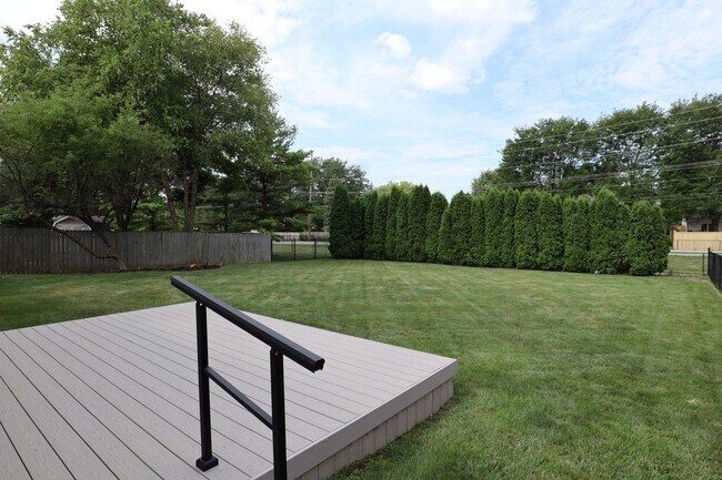 Building Photo - 3 Bedroom Fishers Rambler!