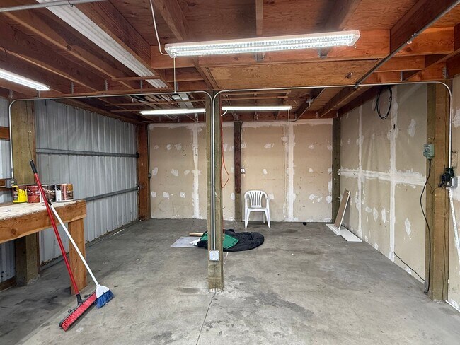 Building Photo - 2 Bed 1.5 Bath Home In Spokane With A Shop!