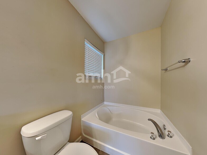 Building Photo - 116 Spring Lakes Dr