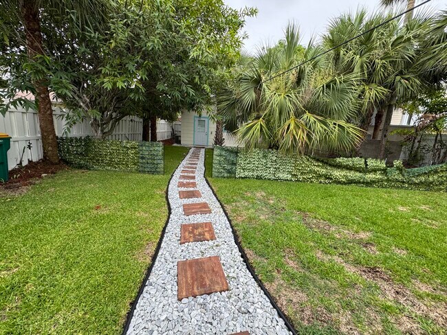 Building Photo - 305 N Lakeside Dr