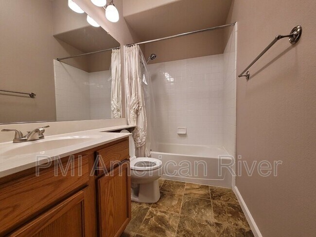 Building Photo - 1105 Brookline Cir