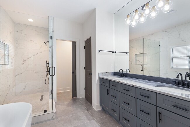 Building Photo - Conveniently Located 4bd/3ba Home Minutes From ATLBeltLine w/ Private Backyard!