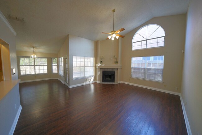 Building Photo - Great Home Near Randolph AFB - Realtor Com...