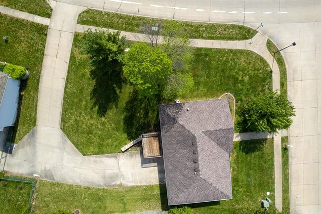 Building Photo - 1305 E Omaha Ct