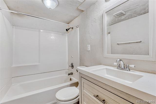 Building Photo - 875 S Quebec St