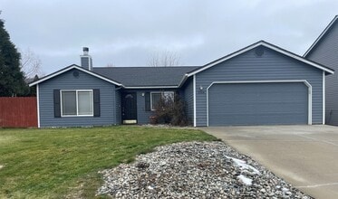 Building Photo - Charming Rambler