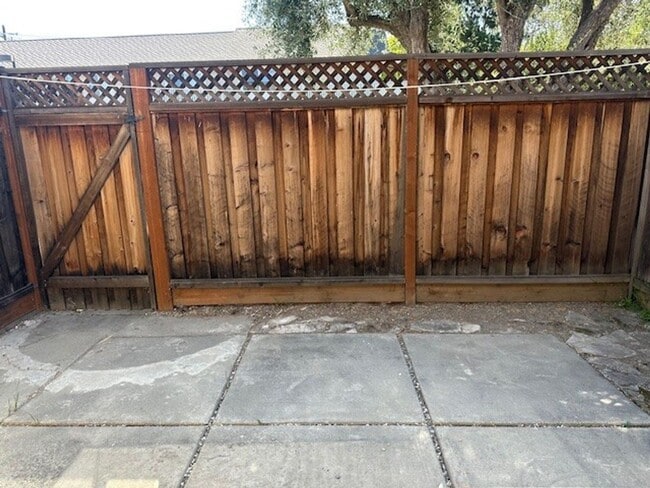 Building Photo - Large and Beautiful 2-Story Townhouse in D...