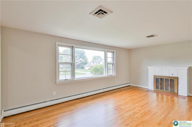 Building Photo - 3030 W Woodlawn St