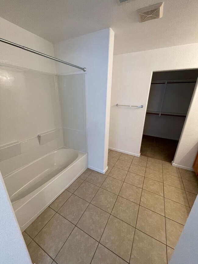 Building Photo - Great 5 Bedroom/2.5 Bathroom off Porter Dr.