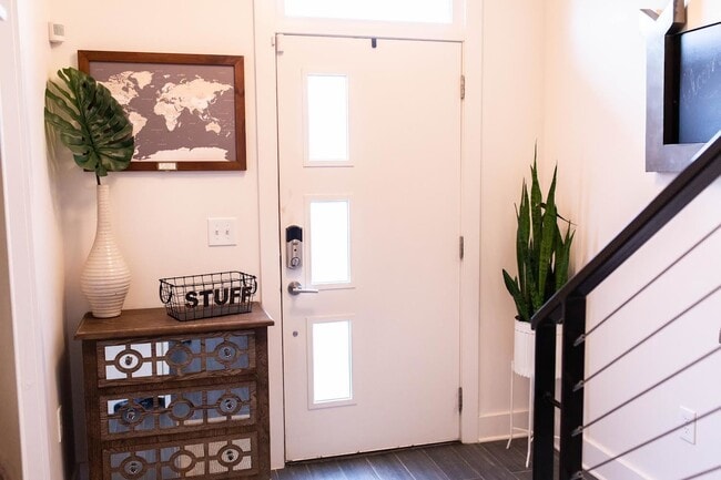 Building Photo - "Charming 3 Bed, 3 1/2 Baths Townhouse in Nashville's Desirable 37204 Neighborhood!" In The Heart...