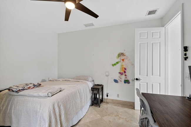 Building Photo - 10337 Trianon Pl