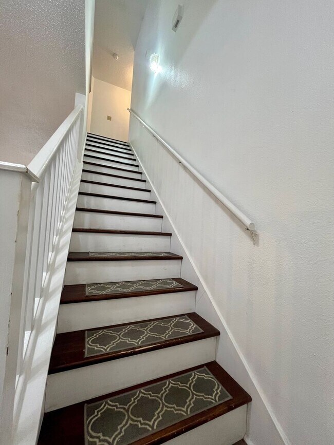 Building Photo - Spacious 3 Bedroom/2.5 Bath home with Large Game Room and Fabulous Deck ~ Move in Ready!