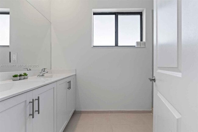 Building Photo - 20544 NE 5th Pl