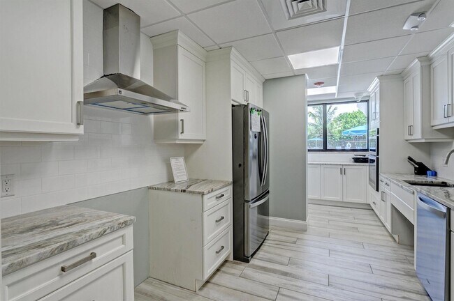 Building Photo - 145 S Ocean Ave