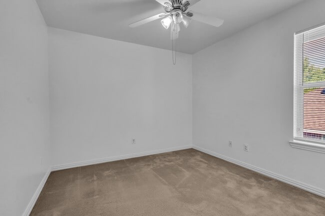 Building Photo - 513 Renee Dr