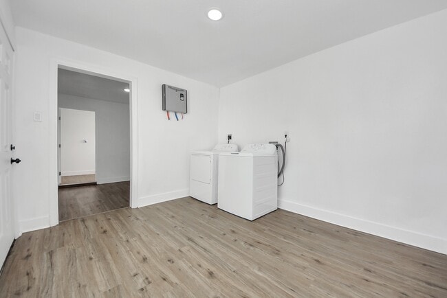 Building Photo - 1203 W 6th St