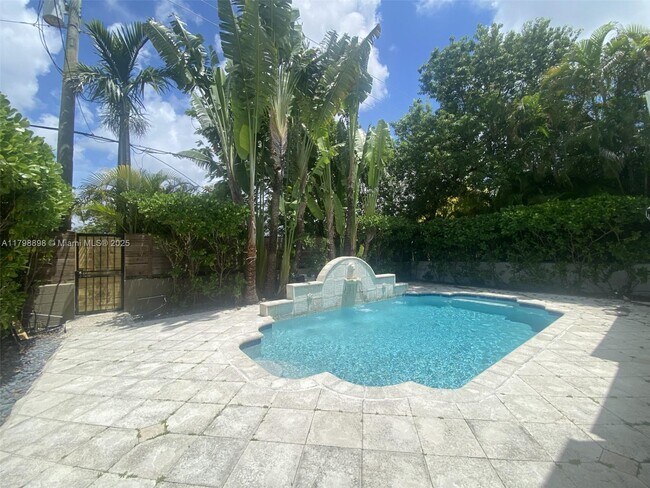 Building Photo - 2422 S Miami Ave