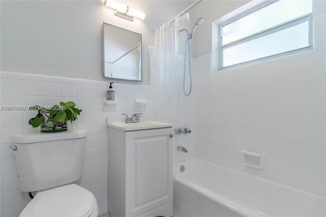 Building Photo - 424 NE 64th St