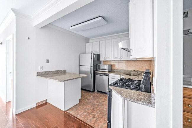 Building Photo - 45 River Dr S
