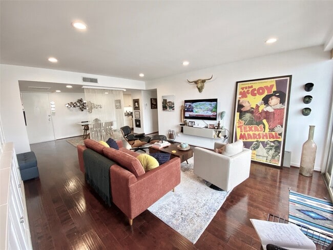 Building Photo - 2016 Main St