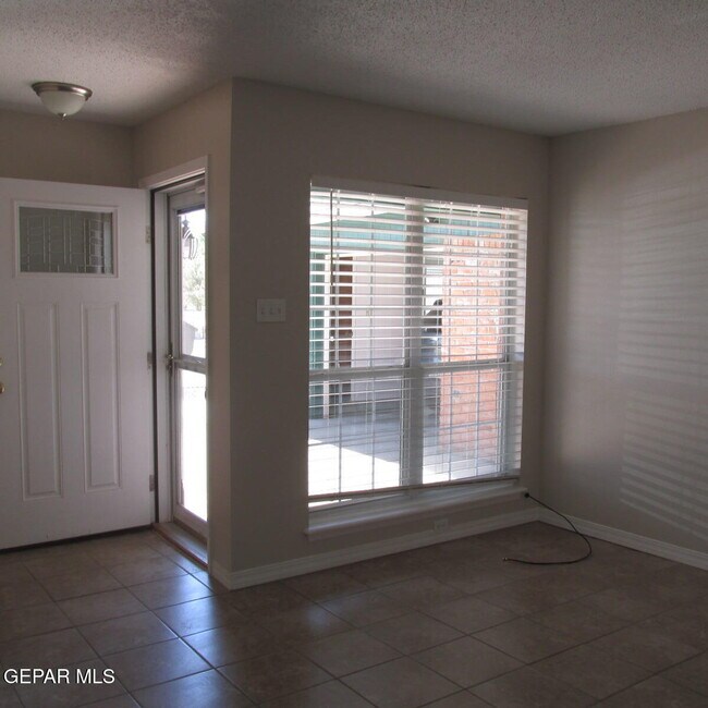 Building Photo - 2933 Wedgewood Dr