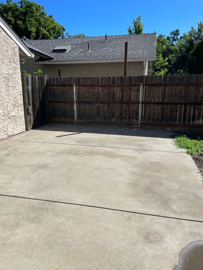 Building Photo - Large 2 story house !