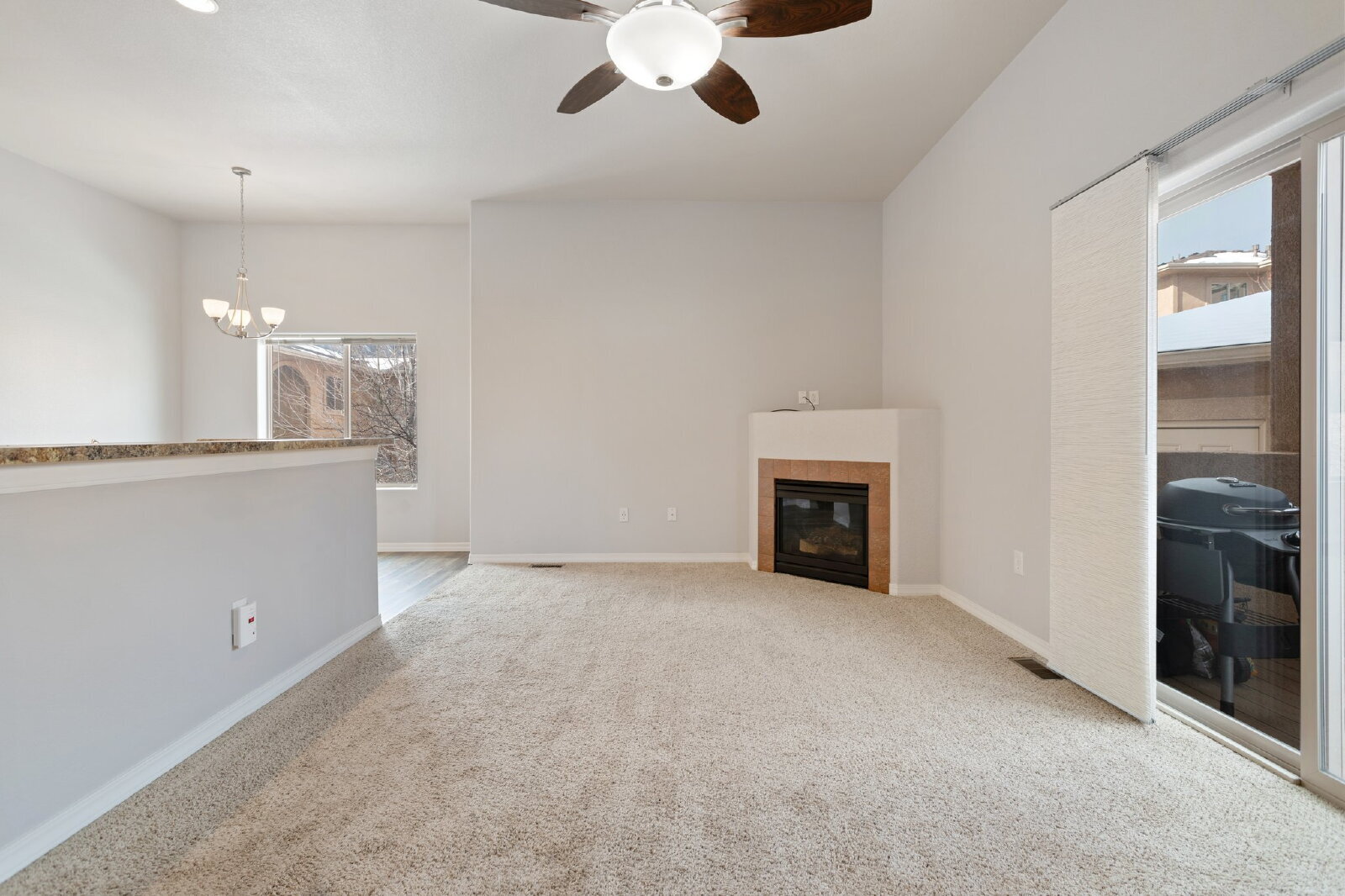 Building Photo - Westside 2-Bed Condo with Mountain Views a...
