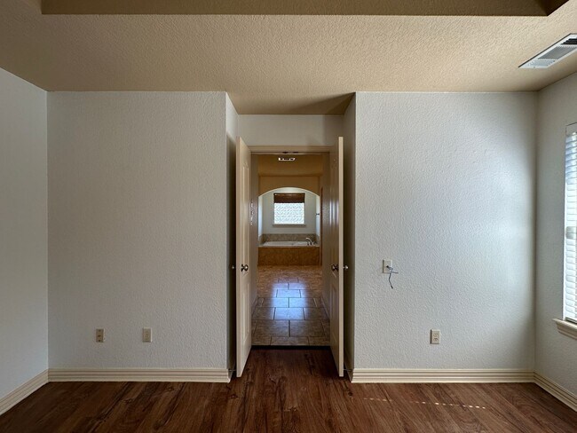 Building Photo - Beautiful 4 Bed / 2 Bath Home in Fort Smith