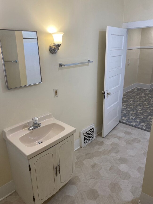 Building Photo - 2 Bedroom Bungalow Near Downtown