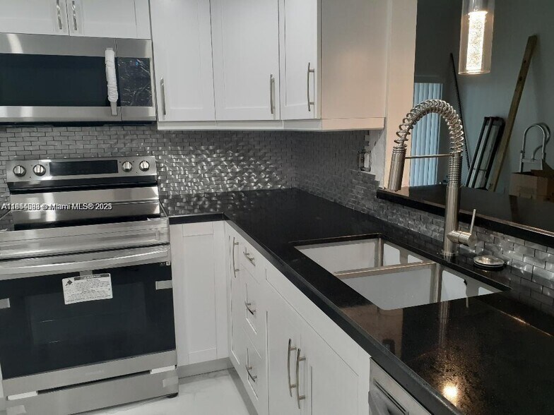 Primary Photo - 9421 Fontainebleau Blvd