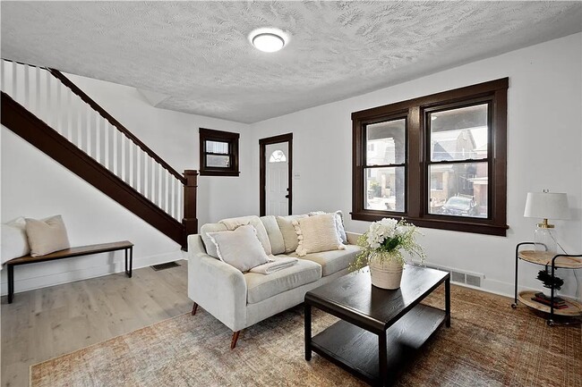 Building Photo - 3 bed 1 bathroom - central air, outdoor sp...