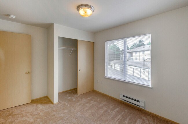 Building Photo - Spacious 2 Bedroom / 2 Bath with Gas Firep...