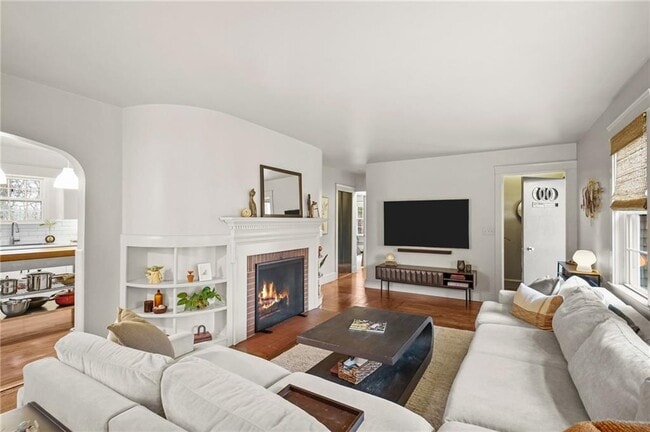 Building Photo - 80 Lakeshore Dr