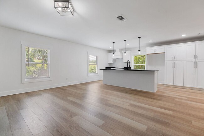 Building Photo - Four Bedroom Four Bath Home